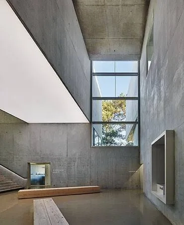 le hall est le cœur du conservatoire. le volume de la bibliothèque, disposé en pont sur le hall, vient ponctuer la dilatation verticale de l’espace. le hall est le cœur du conservatoire. le volume de la bibliothèque, disposé en pont sur le hall, vient ponctuer la dilatation verticale de l’espace.