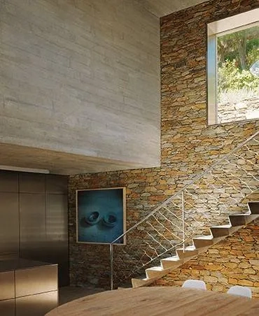 Depuis l’intérieur, le panorama s’offre par des ouvertures tour à tour vastes comme des écrans géants, ou cadrées comme des plans fixes. Depuis l’intérieur, le panorama s’offre par des ouvertures tour à tour vastes comme des écrans géants, ou cadrées comme des plans fixes.