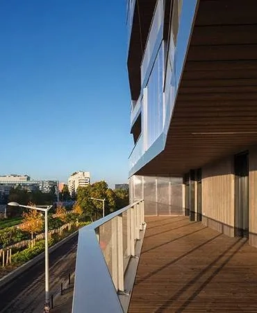 Bois des sols et sous-faces des balcons forment un tout homogène avec le béton matricé en façade. Bois des sols et sous-faces des balcons forment un tout homogène avec le béton matricé en façade.