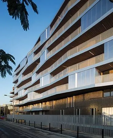 Les profils à géométrie dépliée des balcons filants impriment à la façade un caractère vibratoire et dynamisant. Les profils à géométrie dépliée des balcons filants impriment à la façade un caractère vibratoire et dynamisant.