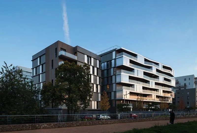 Sur l’un des plots, balcons et cabanes en polycarbonate créent une surépaisseur au design très graphique qui rompt avec les codes classiques de l’habitat. Sur l’un des plots, balcons et cabanes en polycarbonate créent une surépaisseur au design très graphique qui rompt avec les codes classiques de l’habitat.