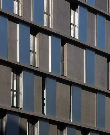 Jeu de lignes et joli contraste des matières avec ces volets en métal associés au béton lasuré de la façade. Jeu de lignes et joli contraste des matières avec ces volets en métal associés au béton lasuré de la façade.