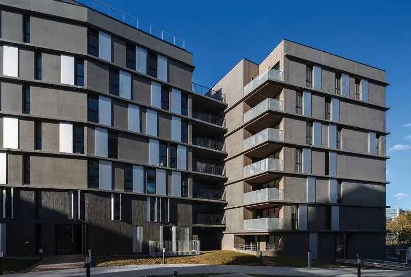 Les façades est donnant sur l’intérieur de l’îlot, au design tout aussi graphique mais plus sobre, accueillent principalement les fenêtres des chambres. Les façades est donnant sur l’intérieur de l’îlot, au design tout aussi graphique mais plus sobre, accueillent principalement les fenêtres des chambres.