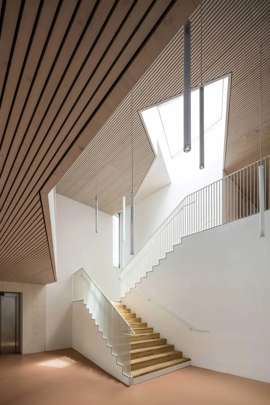 La géométrie travaillée des cages d’escalier ouvertes sur  le ciel.   