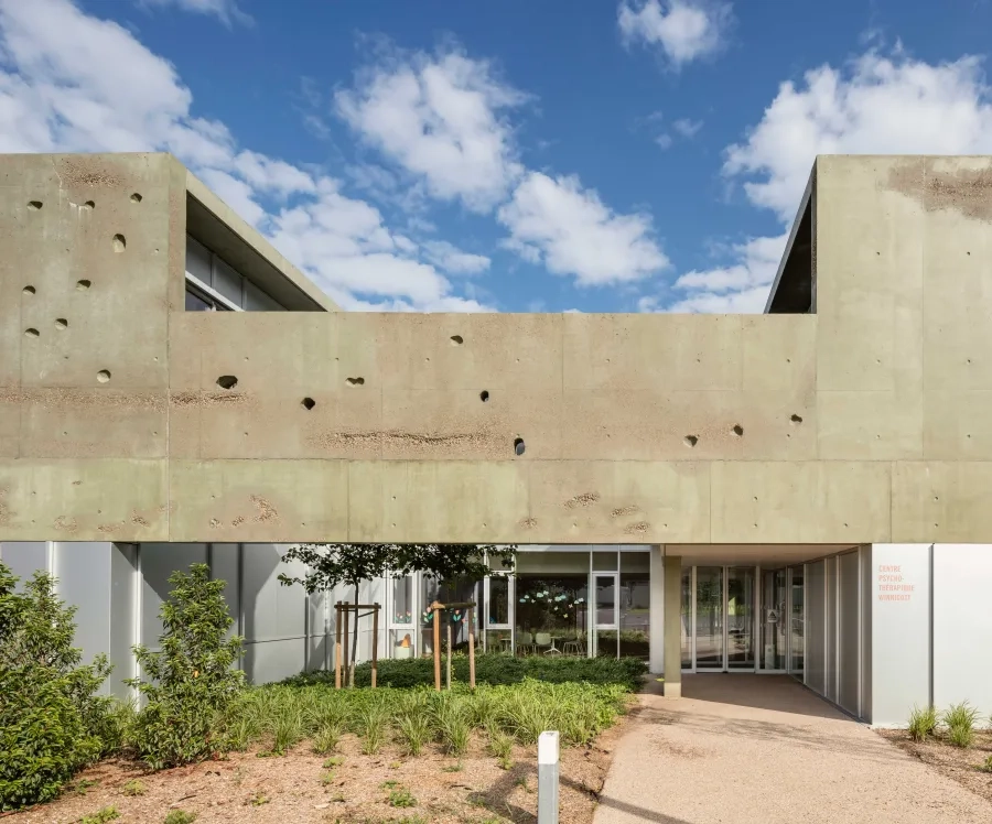 Pour accéder au centre dédié aux enfants, on se glisse sous l’enveloppe de béton protectrice. Pour accéder au centre dédié aux enfants, on se glisse sous l’enveloppe de béton protectrice.