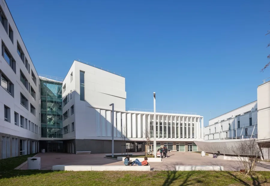 Inséré dans la ville, le lycée est aussi un univers urbain à part entière où la cour est conçue comme une place publique. Inséré dans la ville, le lycée est aussi un univers urbain à part entière où la cour est conçue comme une place publique.