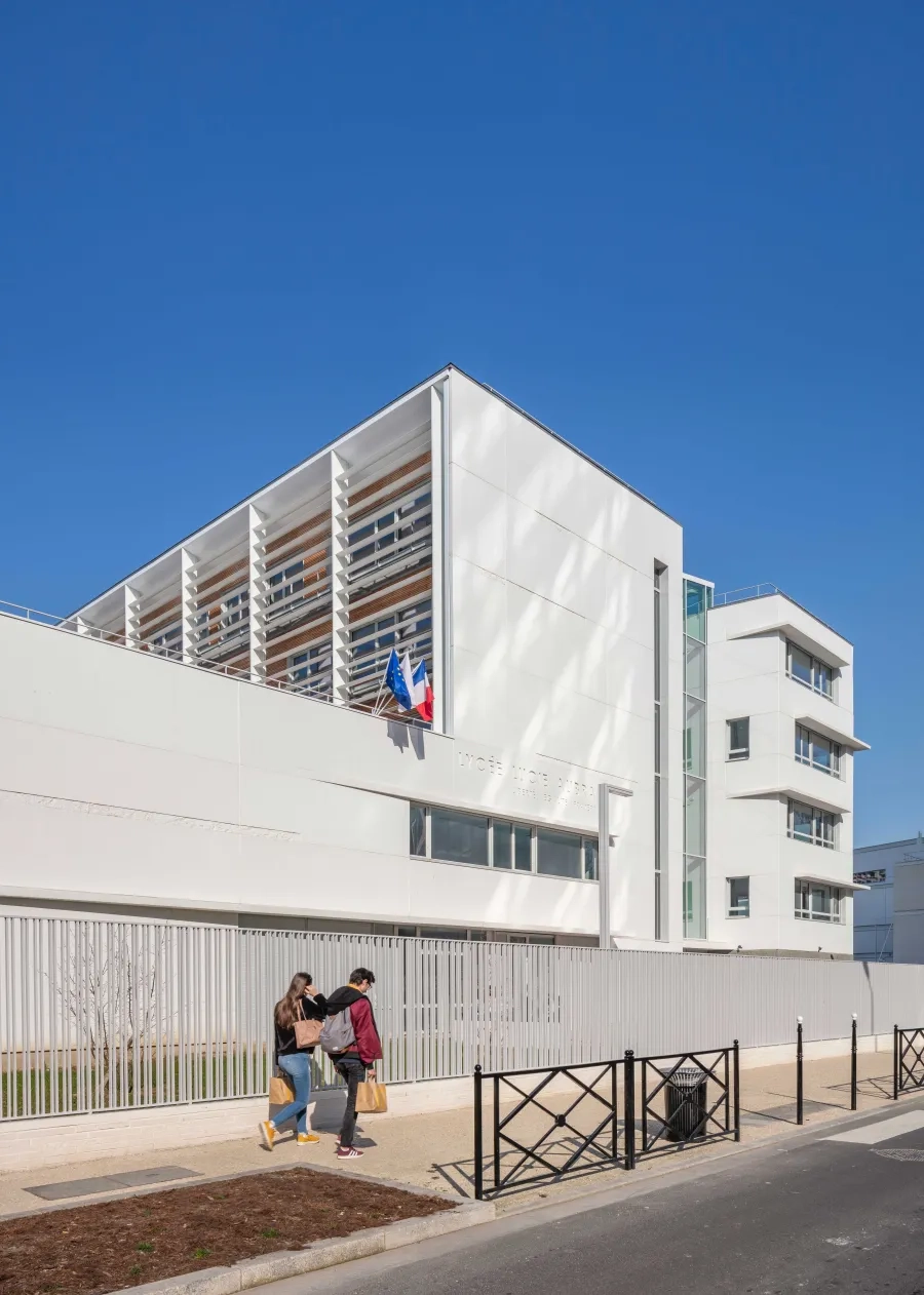 Vue du lycée sur la rue
de l’Industrie. Vue du lycée sur la rue
de l’Industrie.