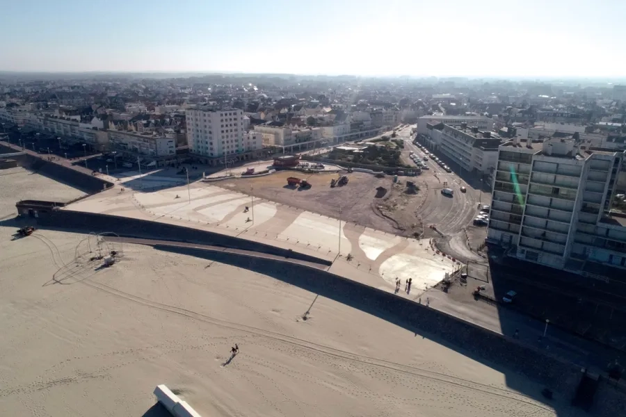 Une première phase de requalification concerne 17 000 m². Quelque 3 200 m³ de béton ont été mis en œuvre par Eurovia, soit 400 toupies de 8 m³. Une première phase de requalification concerne 17 000 m². Quelque 3 200 m³ de béton ont été mis en œuvre par Eurovia, soit 400 toupies de 8 m³.