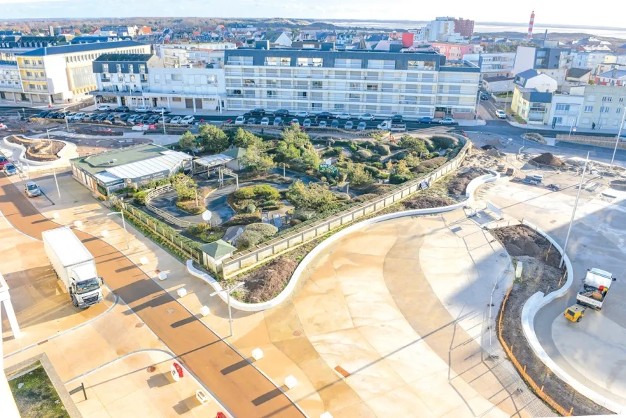 La couleur de base du béton est celle du sable de Berck. Selon le projet de Paysage 360, cette teinte se décline ensuite – du plus sombre au plus clair pour reconstituer les méandres de l’ancienne rivière. La couleur de base du béton est celle du sable de Berck. Selon le projet de Paysage 360, cette teinte se décline ensuite – du plus sombre au plus clair – pour reconstituer les méandres de l’ancienne rivière.
