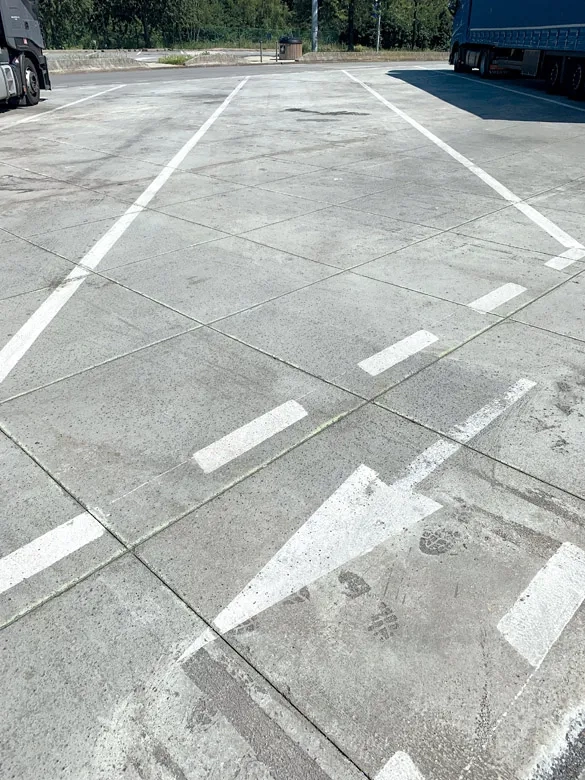 Le calepinage des sciages a été réalisé selon un quadrillage de 1,20 x 1,20 m. Total : 2 100 mètres linéaires. Le calepinage des sciages a été réalisé selon un quadrillage de 1,20 x 1,20 m. Total : 2 100 mètres linéaires.