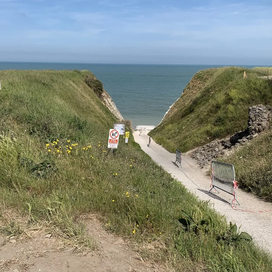 L’aménagement est destiné à permettre aux visiteurs d’accéder facilement à la plage située aux pieds des falaises. L’aménagement est destiné à permettre aux visiteurs d’accéder facilement à la plage située aux pieds des falaises.