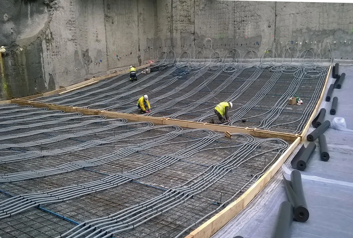Chantier de la ligne b du métro de rennes – intégration des tuyaux géothermiques : dans les cages d'armatures du radier